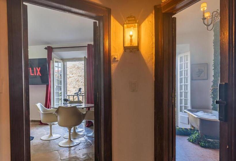 Отель Sintra Wow Unique Double Smart Room In 17th Century Palace! Hot Tub, Snooker, Bbq, Ps5, Sauna, Gym