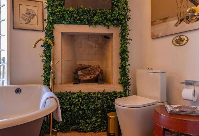 Отель Sintra Wow Unique Double Smart Room In 17th Century Palace! Hot Tub, Snooker, Bbq, Ps5, Sauna, Gym