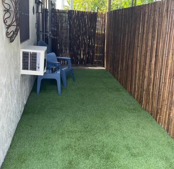 پانسیون Cozy Studio Apartment With Private Entrance And Patio