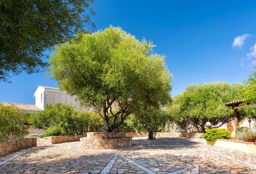 Residence With Swimming Pool In Badesi, Apartments With Air Conditioning And Private Outdoor Area