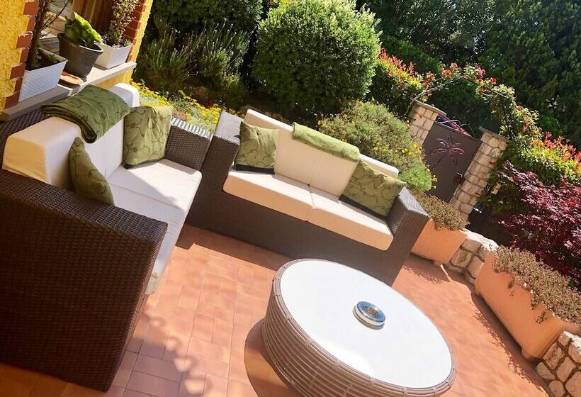 تختخواب و صبحانه Villa Gaia   Luxury Villa, Pool & Wellness Rooms