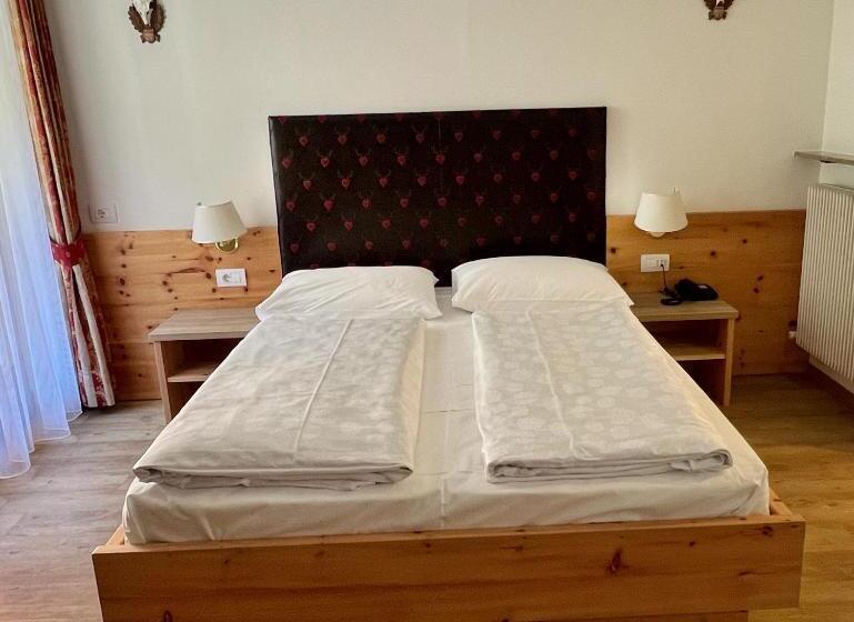 Отель Zur Brücke   Your Home In Heart Of South Tyrol, With Brixencard And Free Parking