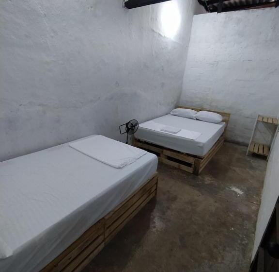 بنسيون De La Mora Hostal