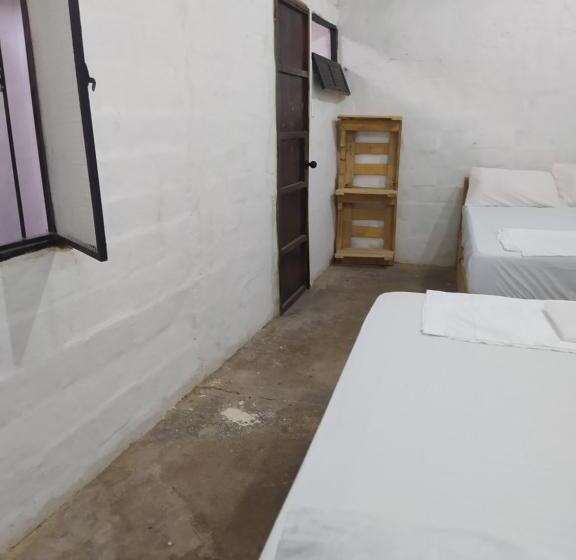 بنسيون De La Mora Hostal
