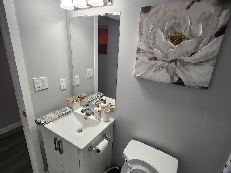 بنسيون Entire Basement Suite With Private Entrance