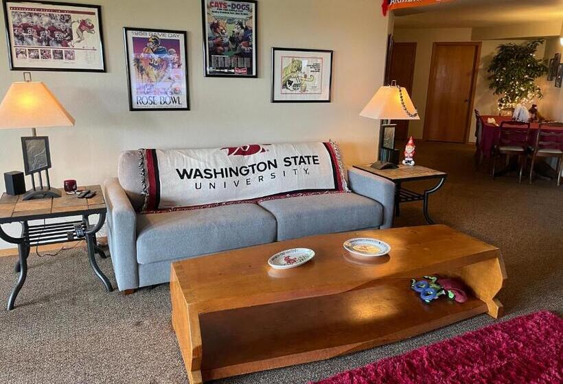 مبيت وإفطار The Lair At Crimson House