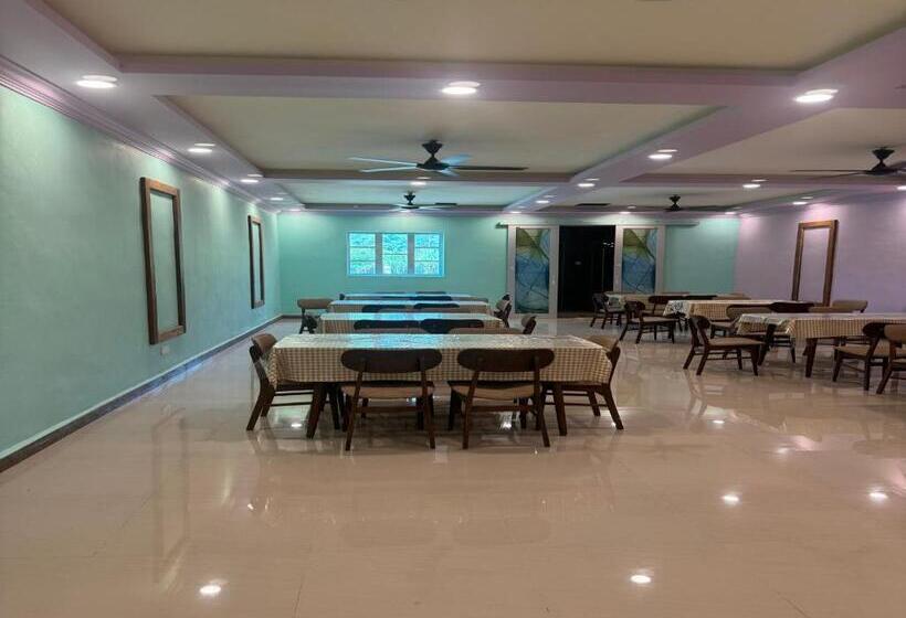 فندق Capital O 90949 Pelangi Beach Resort Mersing