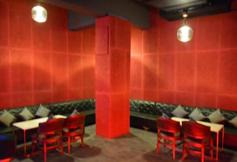 酒店 Saroja Suites