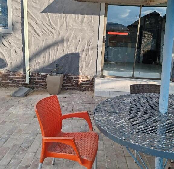 פנסיון Sem S Guest Cottage