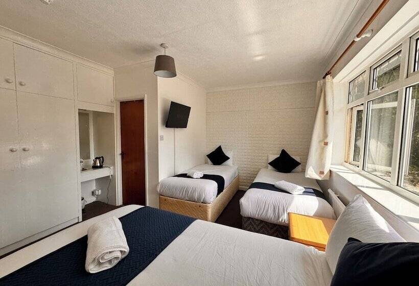 پانسیون High Trees Guest House Gatwick