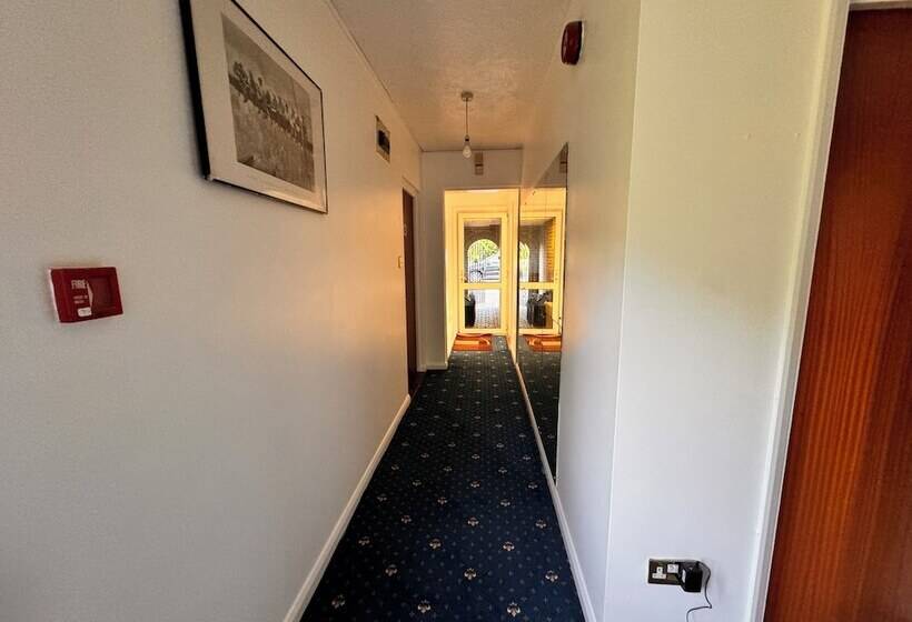 پانسیون High Trees Guest House Gatwick