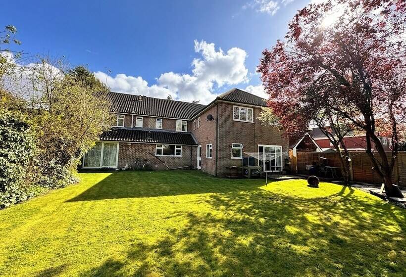 پانسیون High Trees Guest House Gatwick