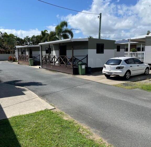 מוטל Premier Caravan Park