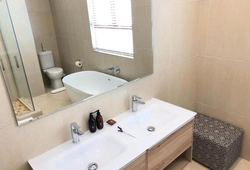مبيت وإفطار Lavandula Manor Self Catering