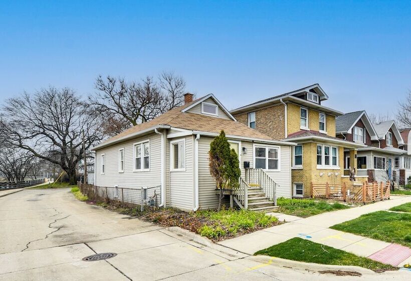 8 Mi To Chicago: Oak Park Home W/ Fenced Backyard!