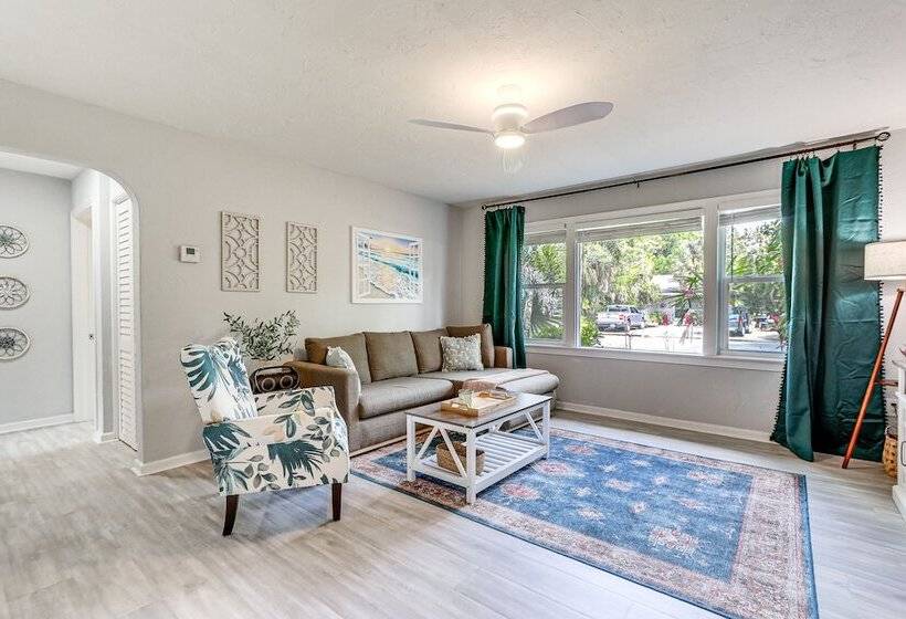 Idyllic Sarasota Home W/ Yard: 2 Mi To Beach!