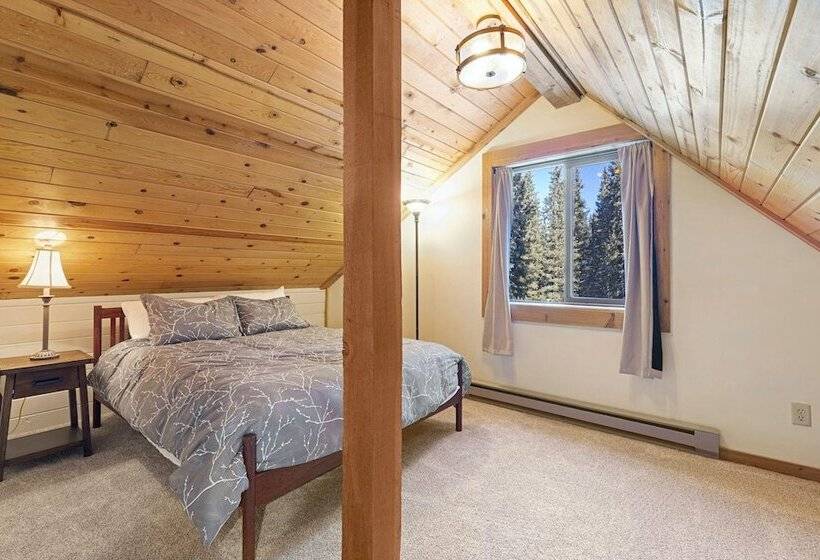 Secluded Rustic Mountain Retreat W/ Updated Touch