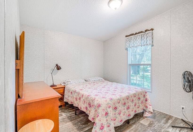 7 Mi To Crystal River: Home W/ Yard & Fire Pit!