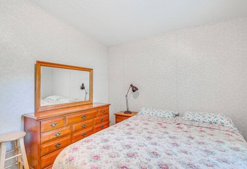 7 Mi To Crystal River: Home W/ Yard & Fire Pit!