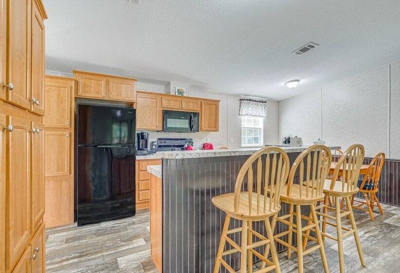 7 Mi To Crystal River: Home W/ Yard & Fire Pit!