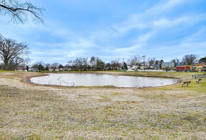 Family Friendly Villa Park Home: 16 Mi To Chicago!