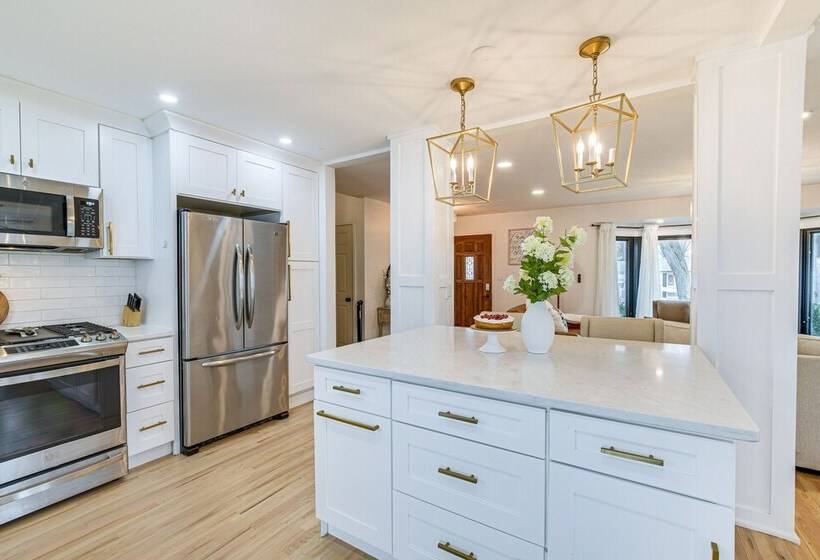 Family Friendly Villa Park Home: 16 Mi To Chicago!