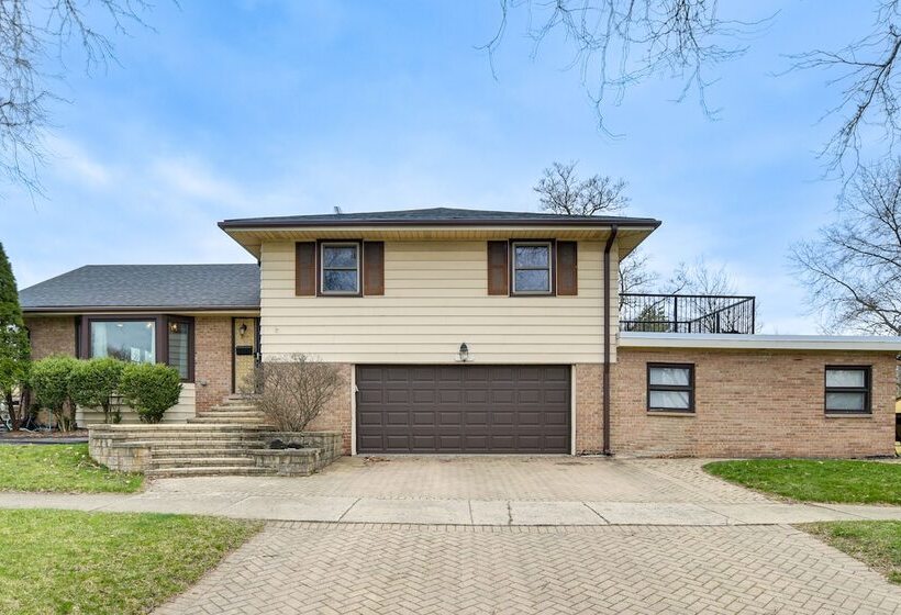 Family Friendly Villa Park Home: 16 Mi To Chicago!