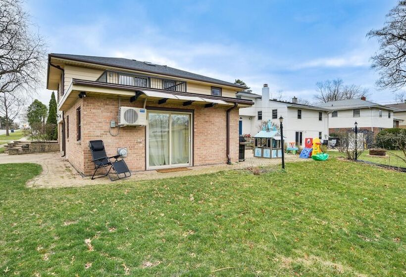 Family Friendly Villa Park Home: 16 Mi To Chicago!