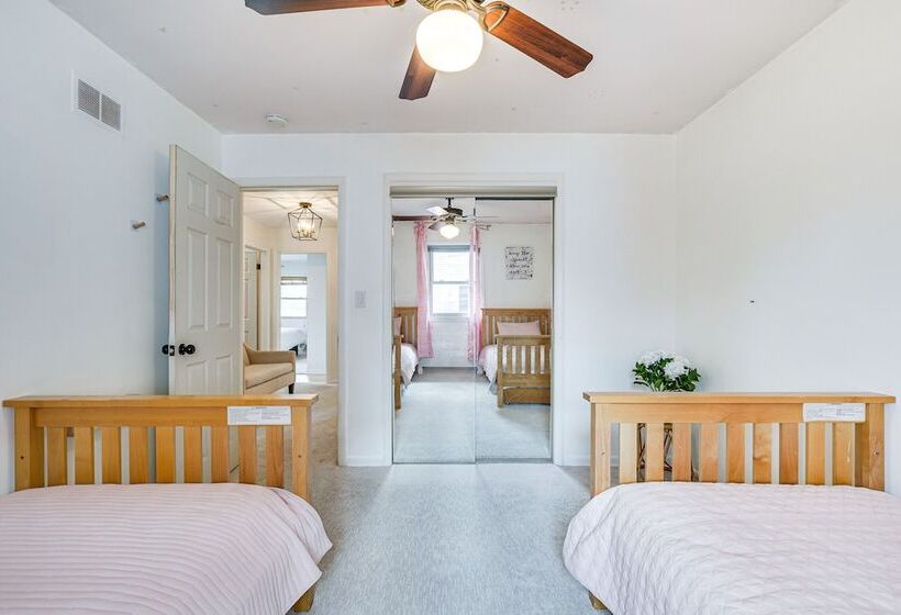 Family Friendly Villa Park Home: 16 Mi To Chicago!