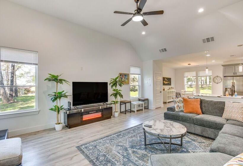 Fire Pit + Grill: Lakeside Gun Barrel City Home!