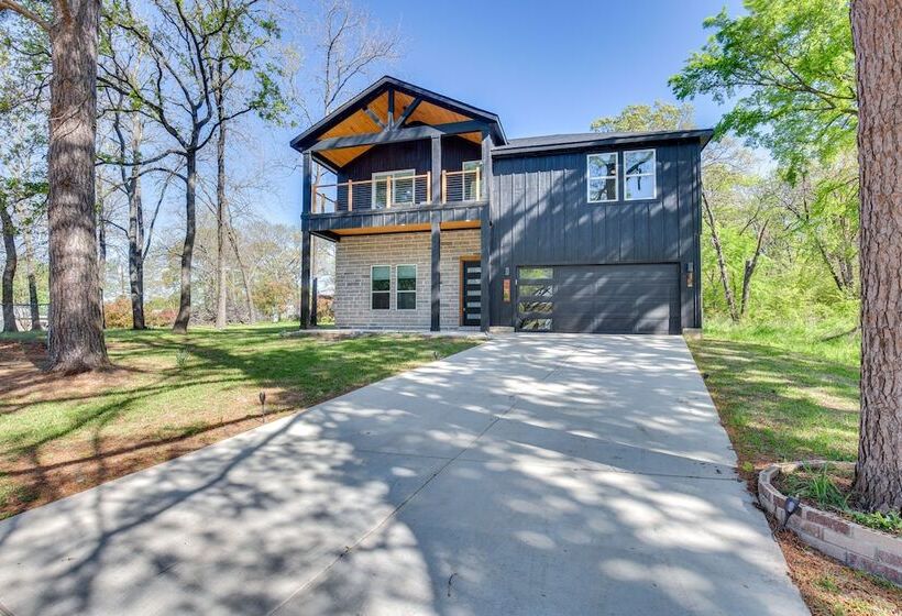 Fire Pit + Grill: Lakeside Gun Barrel City Home!