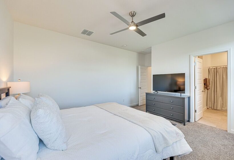 Maricopa Home W/ Putting Green & Covered Patio!