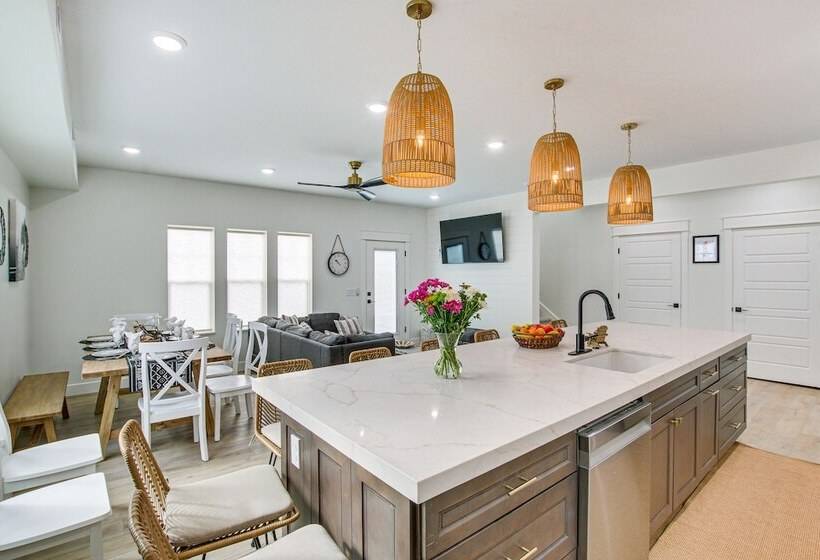 Modern & Spacious Garden City Home W/ Pool Access!