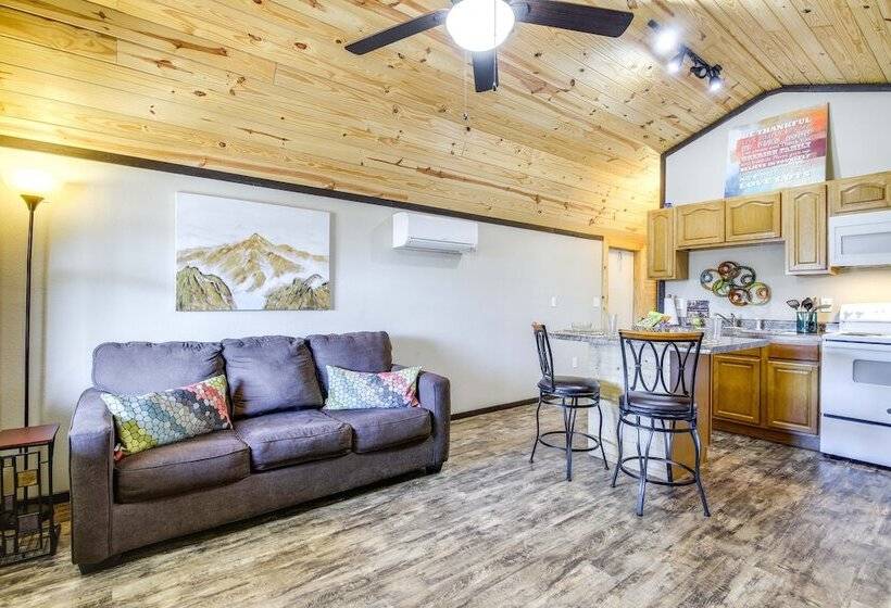 Charming Cabin Near Great Smoky Mountains!