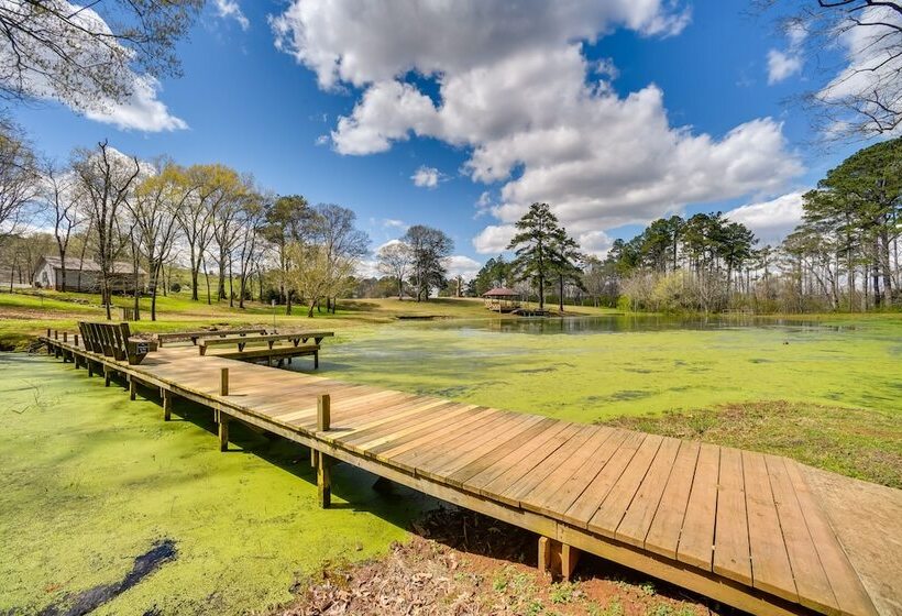 Peaceful Guntersville Cabin: Fire Pit, Near Lake!