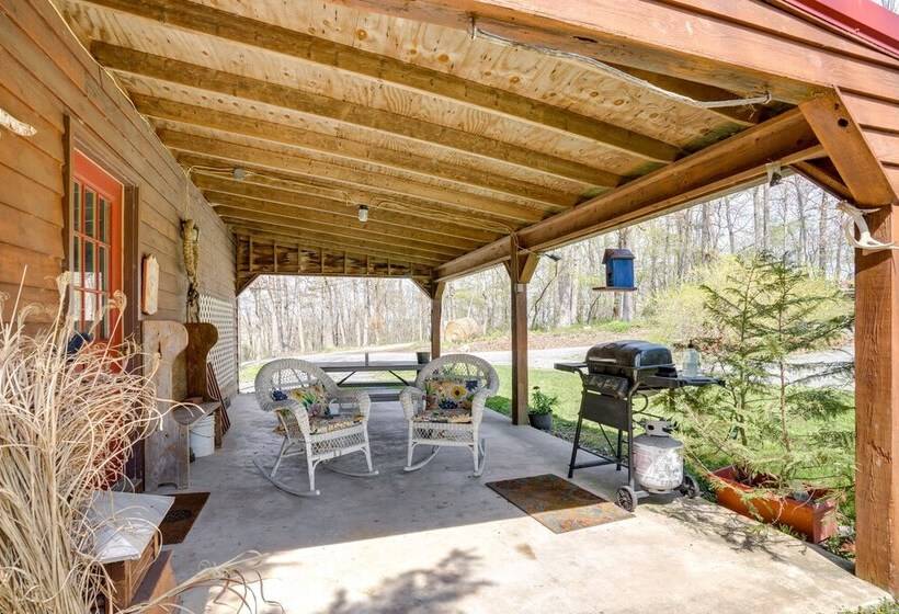 Peaceful Luray Cabin W/ Hot Tub, Deck & Fire Pit!