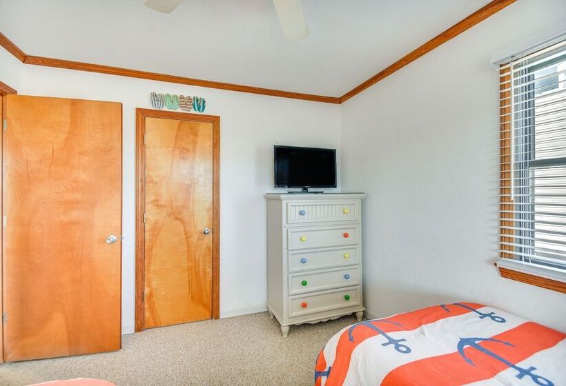 Pet Friendly Outer Banks Home   1 Block To Beach!