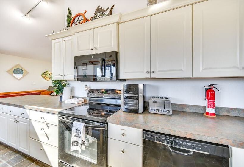 Pet Friendly Outer Banks Home   1 Block To Beach!