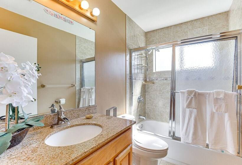 Near Beaches: Pet Friendly Sunrise Escape W/ Patio