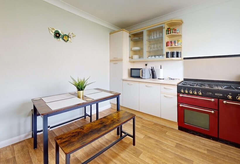اقامتگاه Entire 3 Bed Home In Basildon Sleeps Up To 6