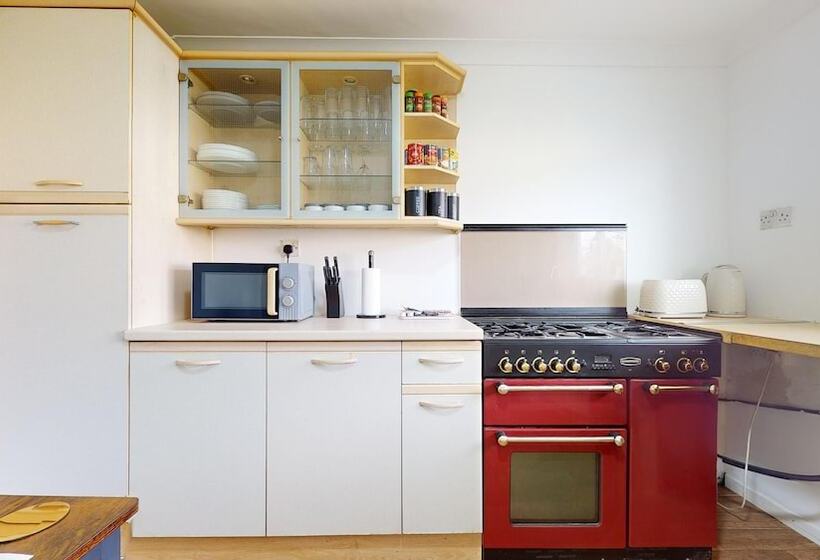 اقامتگاه Entire 3 Bed Home In Basildon Sleeps Up To 6