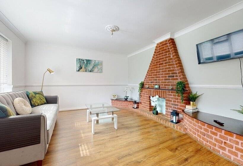 اقامتگاه Entire 3 Bed Home In Basildon Sleeps Up To 6