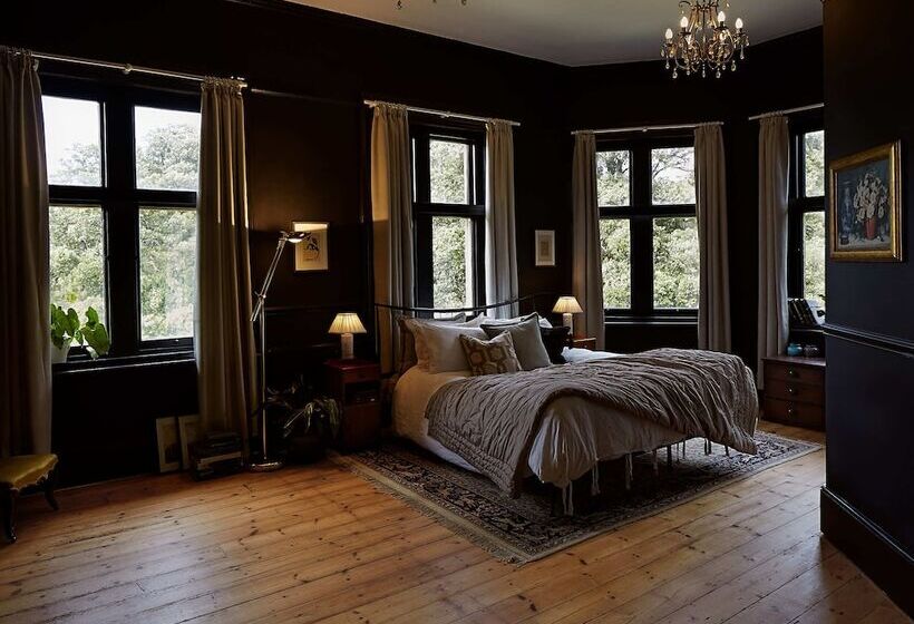 住所  Captivating 6 Bed Manor House In Totland Bay
