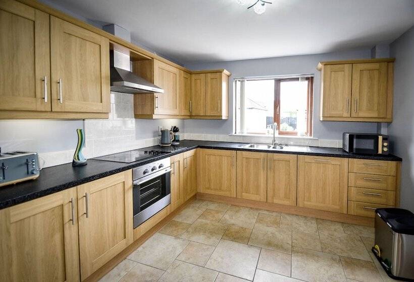 דירת נופש Immaculate 3 Bed House In Newcastle