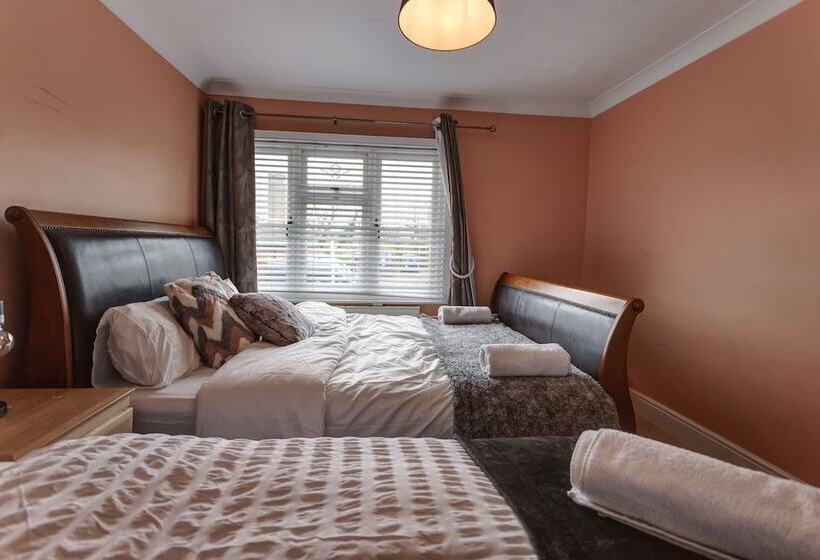 اقامتگاه Impeccable 3 Bed House In Basildon