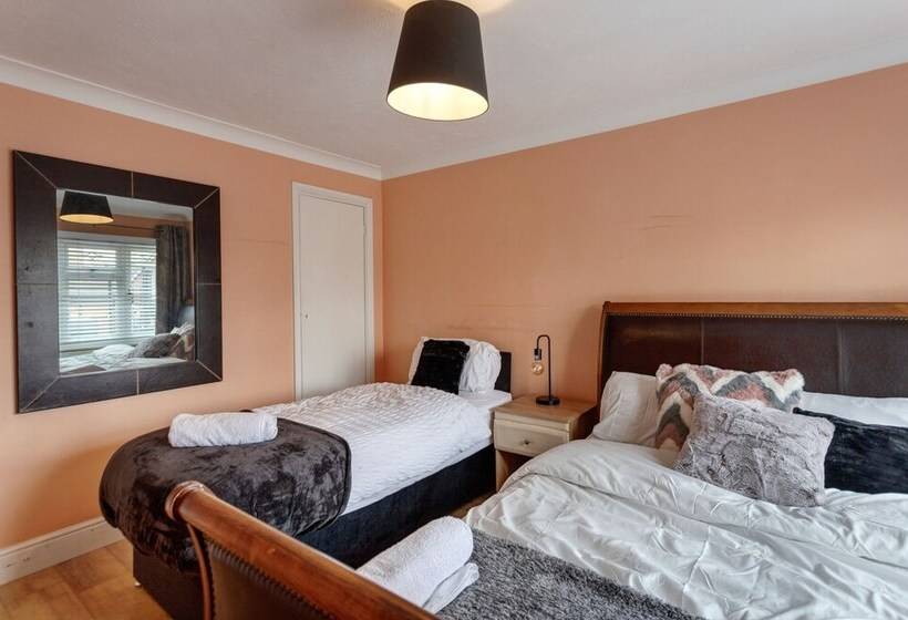 اقامتگاه Impeccable 3 Bed House In Basildon