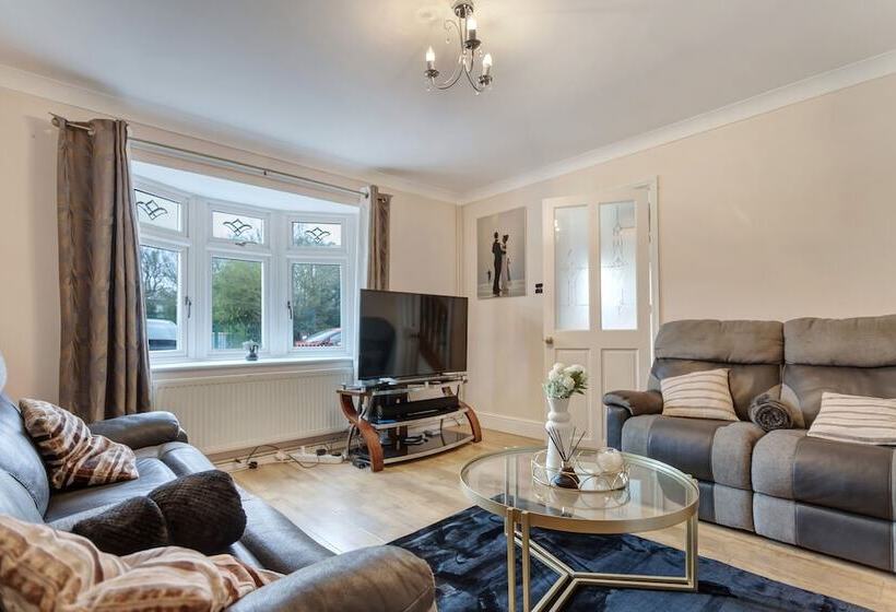 اقامتگاه Impeccable 3 Bed House In Basildon