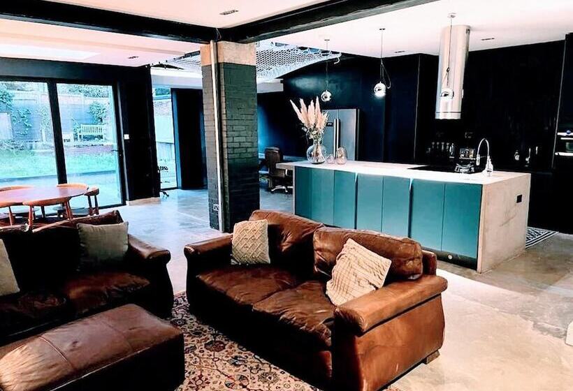 Резиденция Remarkable 7 Bed House In London