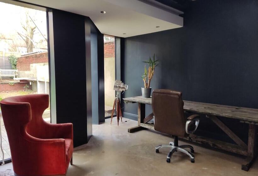 Резиденция Remarkable 7 Bed House In London