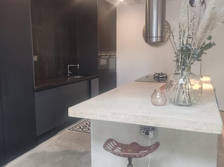 Резиденция Remarkable 7 Bed House In London
